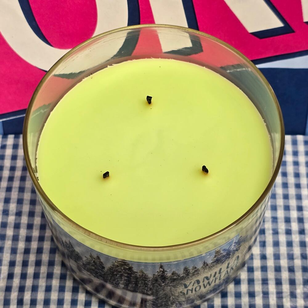 BBW Vanilla Snowflake Large 3 Wick Candle Holiday Home Fragrance Decor Preowned - Picture 2 of 4